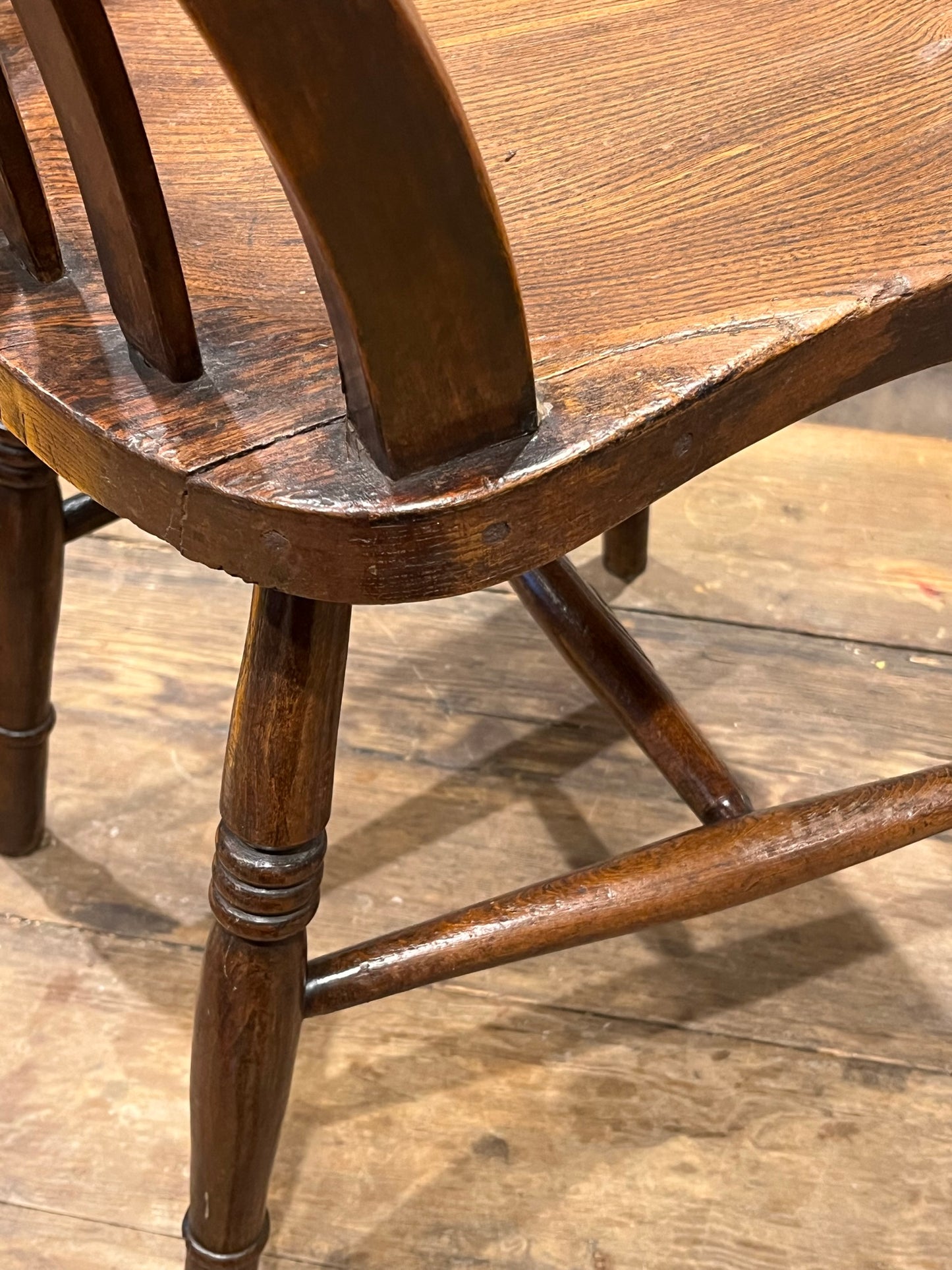 A pair of elm Windsor slat back country kitchen chairs.